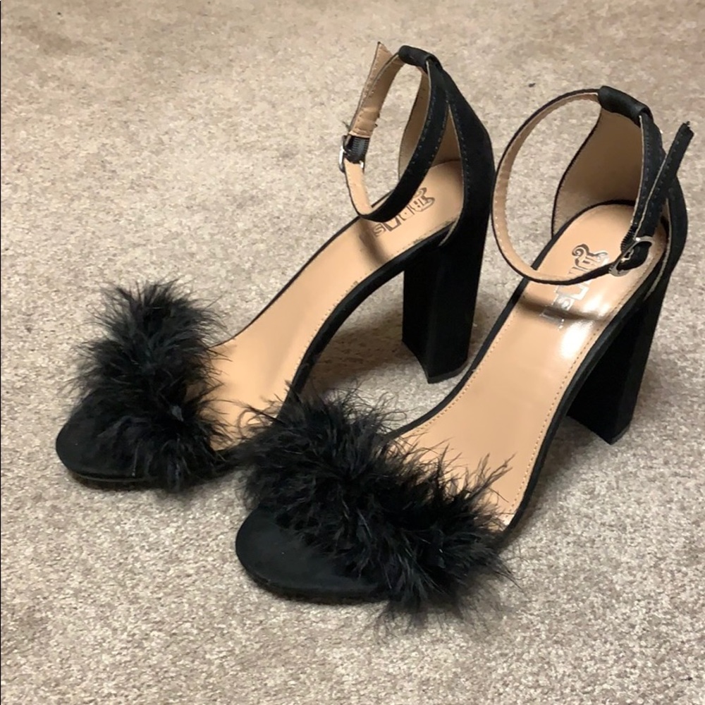 Black opened toe heel with feathers